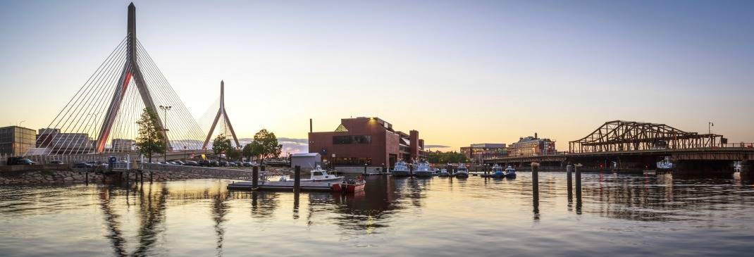 Hafen von Boston mit Brücke bei Sonnenuntergang